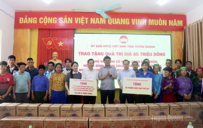 Đảng ủy MTTQ Việt Nam tỉnh trao quà cho gia đình chính sách, hộ nghèo xã Đường Thượng.