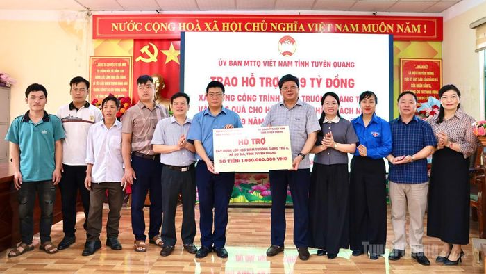 Đồng chí Hà Trung Kiên, Ủy viên Ban Thường vụ Tỉnh ủy, Bí thư Đảng ủy Ủy ban MTTQ Việt Nam tỉnh, Phó Chủ tịch Thường trực Ủy ban MTTQ Việt Nam tỉnh trao biển hỗ trợ kinh phí xây dựng Điểm trường Giàng Trù A, xã Mậu Duệ.