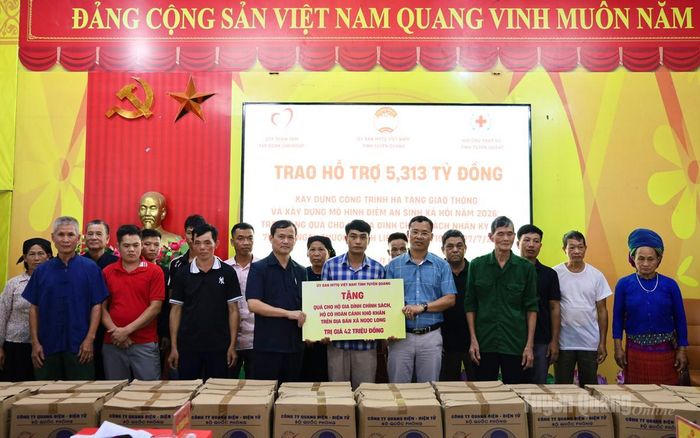 Chủ tịch Liên đoàn Lao động tỉnh Triệu Tài Phong trao quà cho các gia đình chính sách, hộ nghèo xã Ngọc Long.