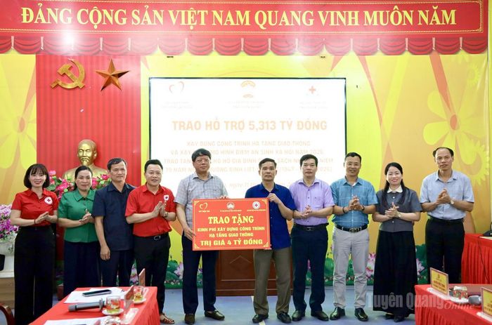Đoàn công tác trao biển tượng trưng 4 tỷ đồng hỗ trợ xây dựng hạ tầng giao thông xã Ngọc Long.