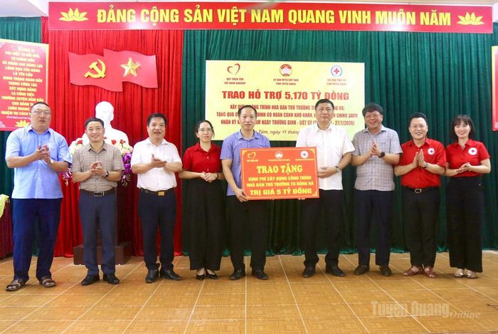 Trưởng Ban Nội chính Tỉnh ủy Phùng Tiến Quân, Phó Chủ tịch Thường trực Ủy ban MTTQ tỉnh Hà Trung Kiên và lãnh đạo Hội Chữ thập đỏ tỉnh trao biển tượng trưng 5 tỷ đồng hỗ trợ xây dựng công trình nhà Bán trú trường Tiểu học Đông Hà, xã Lùng Tám.