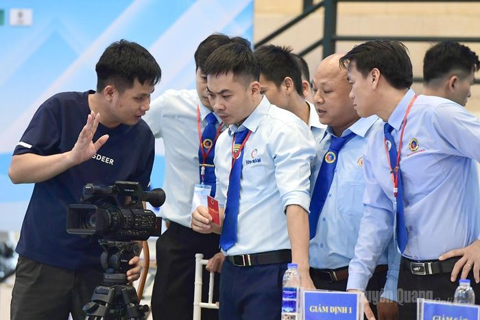 Các trọng tài tập trung làm nhiệm vụ, góp phần mang đến sự thành công của giải đấu.