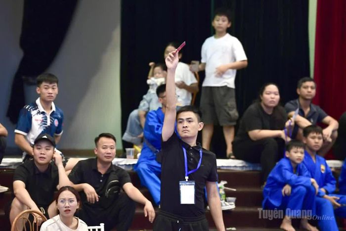 Trong quá trình thi đấu, đoàn vận động viên có quyền khiếu nại với trọng tài.