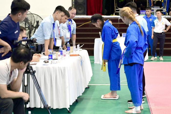 Trận đấu kết thúc nếu kết quả hòa, tổ trọng tài sẽ tổ chức tính cân nặng để quyết định vận động viên đó giành chiến thắng.