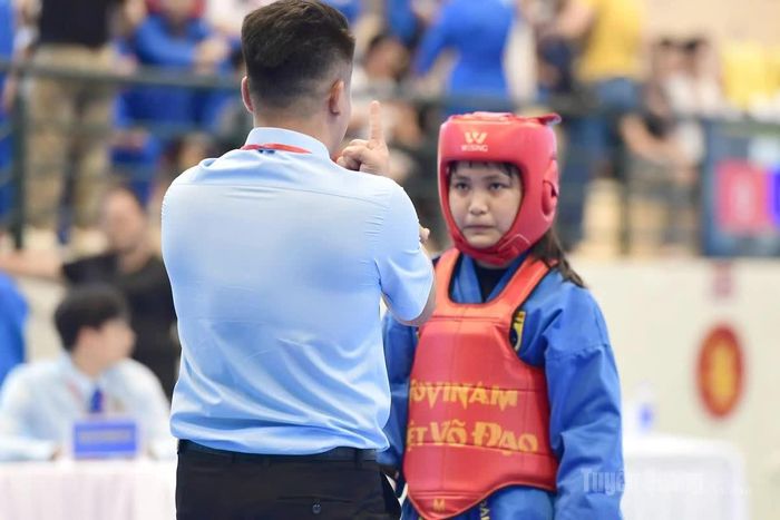 Trọng tài nhắc nhở trong quá trình thi đấu đối với vận động viên.