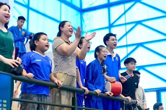 Rất đông phụ huynh đã đến cổ vũ cho các vận động viên là con, em mình thi đấu.