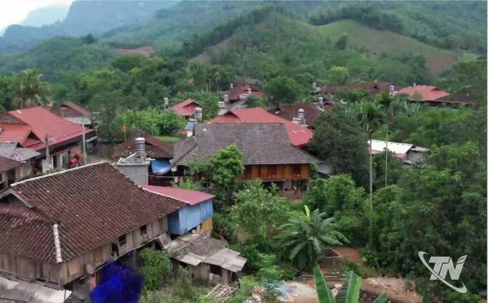 Làng nhà sàn cổ Trung Sơn, xóm Kim Sơn, xã Thần Sa.