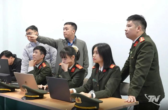 Cán bộ chiến sỹ Phòng PA05 không ngừng nghiên cứu, học tập nâng cao kiến thức, trình độ.
