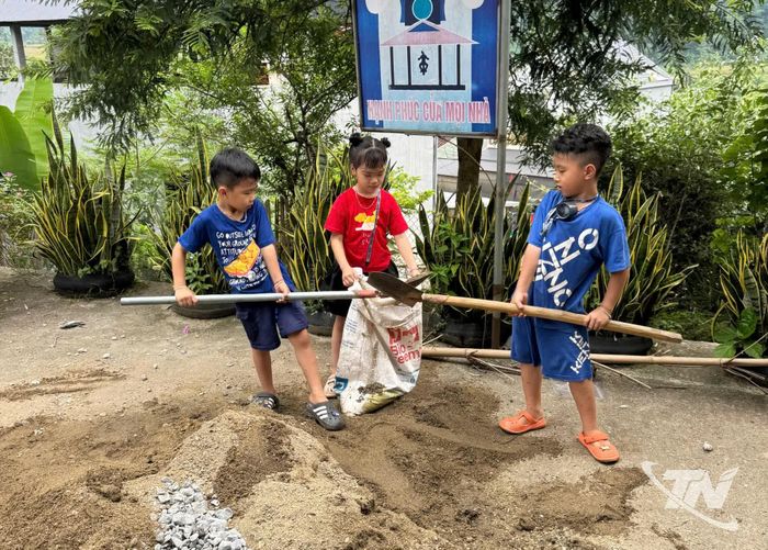 Gia Bảo, Gia Hân và Gia Phúc xúc cát cùng đoàn thiện nguyện hỗ trợ xây dựng nhà cho người dân.