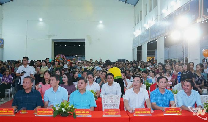 Các đại biểu tham dự khai mạc chợ đêm văn hóa.
