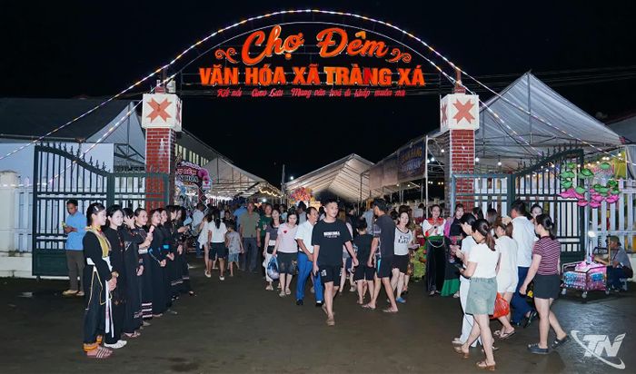 Đông đảo người dân tham dự đêm khai mạc.