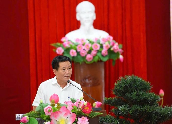 Phó Trưởng Thuế TP. Huế Hoàng Quốc Việt trả lời chất vấn 
