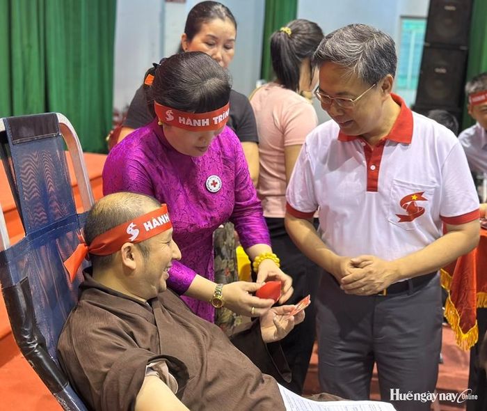 Tặng quà tri ân đến các tình nguyện viên hiến máu tình nguyện tại chương trình. Ảnh: Phước Ly 