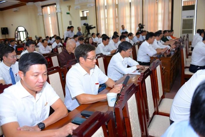 Các đại biểu biểu quyết thông qua nghị quyết tại kỳ họp