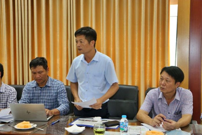 Ông Vũ Xuân Dũng - Chủ tịch kiêm Giám đốc Thủy điện Trung Sơn báo cáo với Đoàn công tác về hồ sơ và phương án đầu tư Dự án Thủy điện Trung Sơn mở rộng