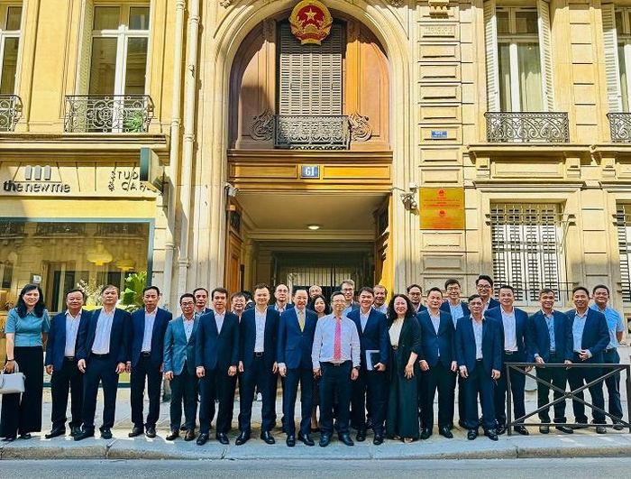Đoàn công tác Vinachem cùng cán bộ Đại sứ quán Việt Nam tại Pháp chụp ảnh lưu niệm sau buổi làm việc