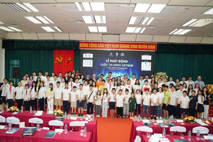 Ban tổ chức cuộc thi chụp ảnh cùng các em học sinh trong lễ phát động Cuộc thi Robotics Quốc tế AIROC Việt Nam 2026. Ảnh BTC