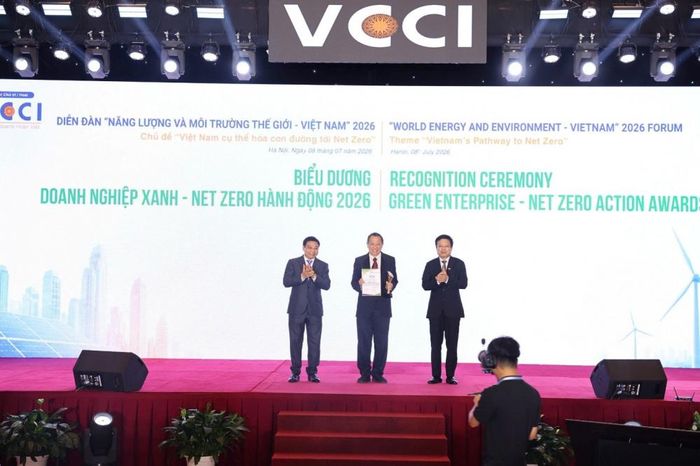 Ông Larry Lee đại diện SABECO nhận bằng khen “Doanh nghiệp Xanh – Net Zero hành động 2026” tại diễn đàn (Ảnh VCCI)
