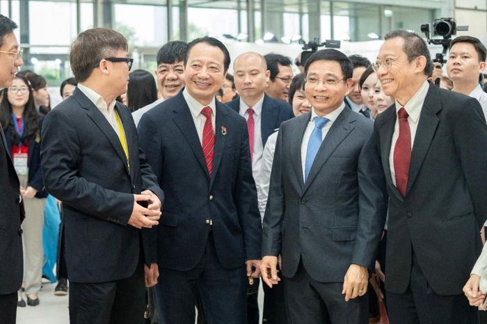 Phó thủ tướng Nguyễn Văn Thắng và Phó chủ tịch VCCI Nguyễn Quang Vinh thăm gian hàng trưng bày của SABECO tại diễn đàn.(Ảnh VCCI)