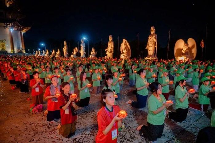 Trại sinh thực hiện nghi thức thắp nến cầu nguyện trong đêm khai mạc gửi gắm ước nguyện hòa bình, lan tỏa lòng yêu thương