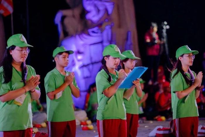 Đại diện các trại sinh dâng lời phát nguyện