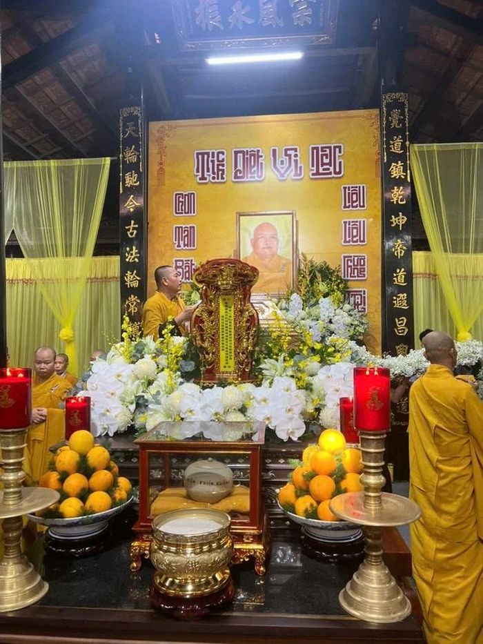 Giác linh đường Trưởng lão Hòa thượng tân viên tịch