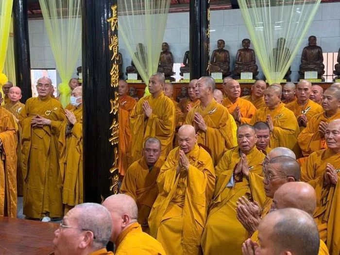 Chư tôn Trưởng lão Hòa thượng chứng minh lễ nhập kim quan cố Trưởng lão Hòa thượng tân viên tịch
