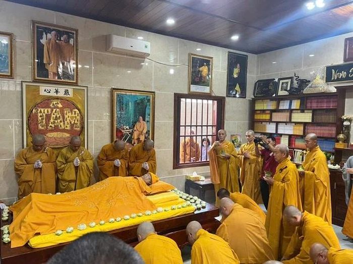 Hòa thượng sám chủ cử hành nghi thức sái tịnh