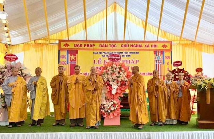 Ban Trị sự GHPGVN tỉnh Ninh Bình tặng hoa chúc mừng tân Ban Đại diện Phật giáo liên phường Kim Bảng