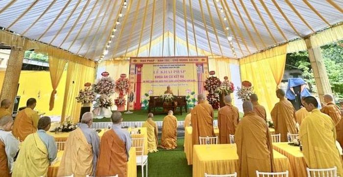 Hòa thượng Thích Quảng Hà chia sẻ với 34 hành giả an cư tại chùa Thi Sơn