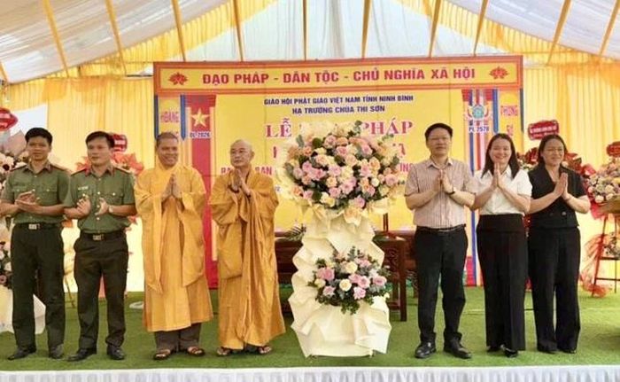 Lãnh đạo chính quyền tặng hoa chúc mừng