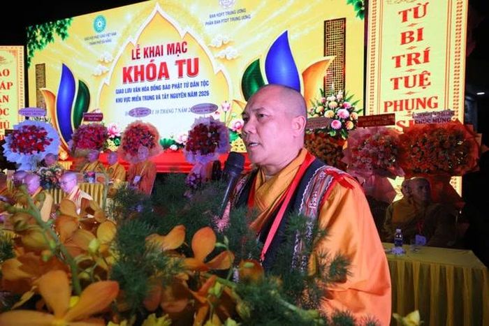 Thượng tọa Thích Vạn Nhơn, Phó Trưởng ban Tổ chức báo cáo công tác tổ chức khóa tu