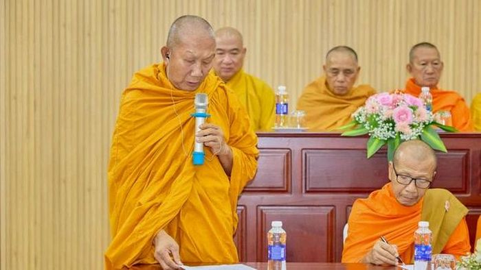 Hòa thượng Chau Sơn Hy báo cáo kết quả tổ chức đại hội 