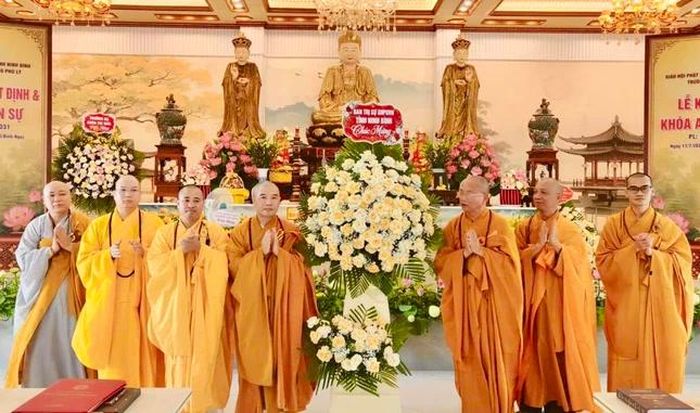 Ban Trị sự GHPGVN tỉnh Ninh Bình tặng hoa chúc mừng tân Ban Đại diện Phật giáo liên phường Phủ Lý, nhiệm kỳ 2026-2031