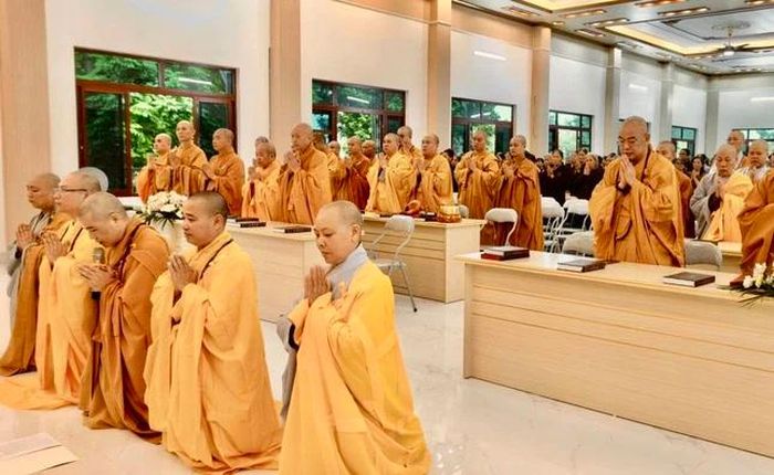 Ban Chức sự trường hạ tác bạch cung thỉnh Hòa thượng Đường chủ khai giảng Pháp bảo