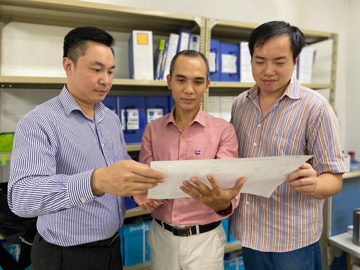 Anh Tống Mạnh Cường (đứng giữa) cùng các đồng nghiệp luôn trăn trở, tìm tòi những giải pháp mới nhằm nâng cao hiệu quả thi công.