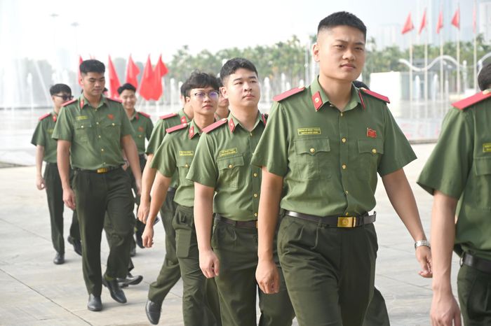 Trong suốt chặng đường 80 năm, các thế hệ lực lượng An ninh nhân dân luôn giữ vững tinh thần đoàn kết, thống nhất, kỷ luật nghiêm minh; phối hợp chặt chẽ với Quân đội nhân dân, các cơ quan bảo vệ pháp luật và các cấp, các ngành để hoàn thành xuất sắc nhiệm vụ bảo vệ an ninh quốc gia và giữ gìn trật tự, an toàn xã hội.