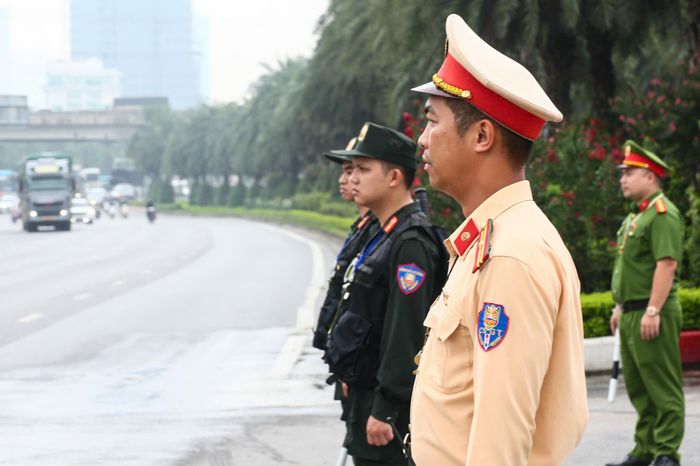 Trong sáng 11/7, tình hình giao thông quanh khu vực Trung tâm Hội nghị Quốc gia và các tuyến đường lân cận cơ bản ổn định, các đoàn đại biểu được đón, dẫn an toàn, việc lưu thông của người dân được bảo đảm, không để xảy ra ùn tắc giao thông kéo dài.