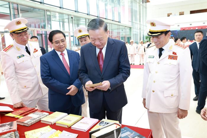 Đến dự và chỉ đạo tại Lễ kỷ niệm, Tổng Bí thư, Chủ tịch nước Tô Lâm cùng các đại biểu tham quan Triển lãm tại sảnh Trung tâm Hội nghị Quốc gia.