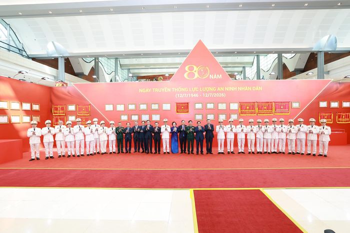 Tổng Bí thư, Chủ tịch nước Tô Lâm cùng các lãnh đạo, nguyên lãnh đạo Đảng, Nhà nước và đại biểu chụp ảnh lưu niệm với lãnh đạo Bộ Công an, Cục trưởng các khối đơn vị An ninh.