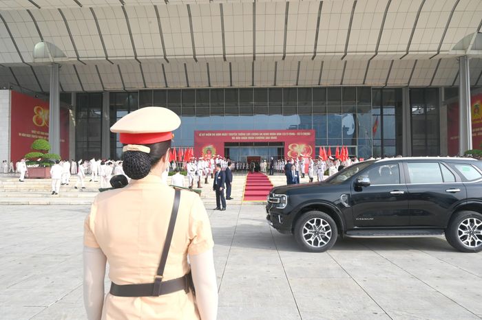 Cảnh sát dẫn đoàn thuộc Phòng CSGT Công an TP Hà Nội làm nhiệm vụ bên ngoài sảnh Trung tâm Hội nghị quốc gia. Trước đó, để bảo đảm tuyệt đối an ninh, an toàn và trật tự, an toàn giao thông phục vụ sự kiện, Công an Hà Nội đã huy động lực lượng, phương tiện tổ chức phân luồng, điều tiết giao thông.