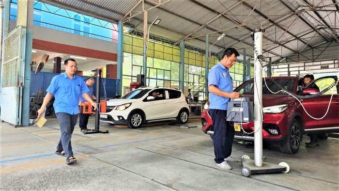 Nhân viên Trung tâm Đăng kiểm xe cơ giới 7901S triển khai kiểm định phương tiện theo quy định mới.