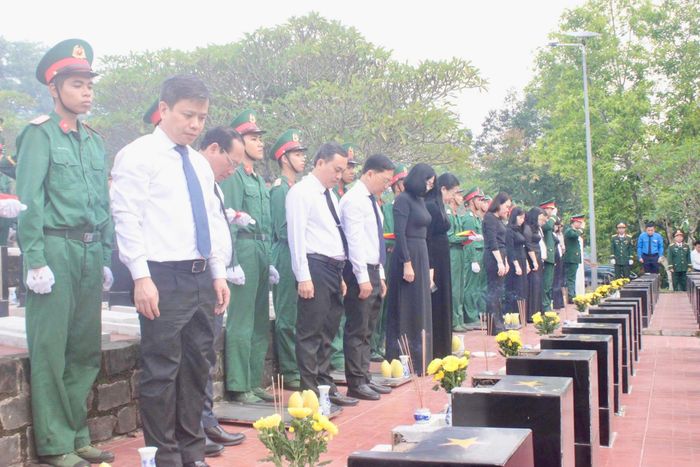 Đại biểu tham dự thành kính trước anh linh các anh hùng liệt sĩ.