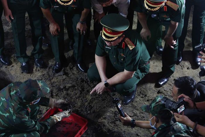 Sau khi nghe báo cáo, Đại tướng Nguyễn Trọng Nghĩa nhấn mạnh, Chiến dịch "500 ngày đêm đẩy mạnh tìm kiếm, quy tập và xác định danh tính hài cốt liệt sĩ còn thiếu thông tin" là nhiệm vụ đặc biệt thiêng liêng, thể hiện đạo lý "Uống nước nhớ nguồn", "Đền ơn đáp nghĩa" của dân tộc.