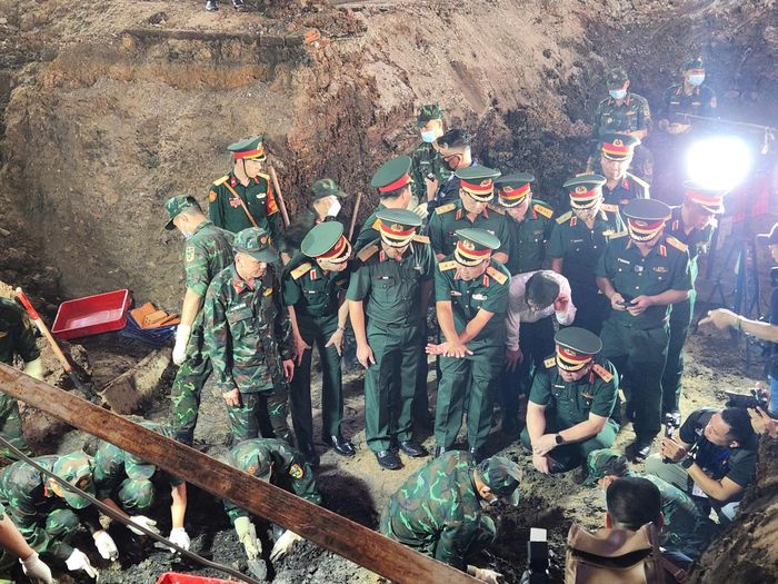 Thiếu tướng Nguyễn Thành Trung cho biết, quá trình cất bốc bước đầu xác định các hài cốt nằm ở hai lớp địa tầng. Nhiều di vật tìm thấy ở lớp thứ nhất được nhận định thuộc lực lượng chủ lực tham gia đợt 1 cuộc Tổng tiến công Xuân Mậu Thân 1968, trong khi lớp thứ hai xuất hiện nhiều di vật được cho là của lực lượng Biệt động Sài Gòn.