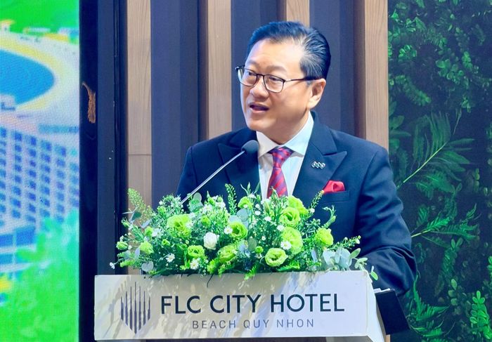 Ông Ricky Ho, Tổng Quản lý FLC Quy Nhơn phát biểu tại buổi họp báo.