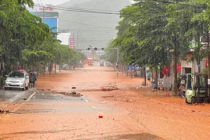 Mưa lớn khiến nhiều tuyến đường trên địa bàn tỉnh Sơn La ngập úng. Ảnh: Nguyễn Hải.