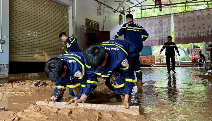 Lực lượng cứu hộ tỉnh Sơn La đã có mặt tại khu vực ngập lụt hỗ trợ người dân. Ảnh: CACC.