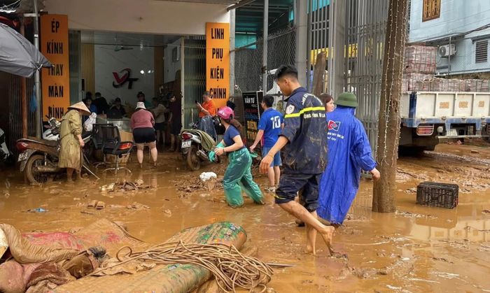 Nước và bùn đất tràn vào nhà dân. Ảnh: CACC.