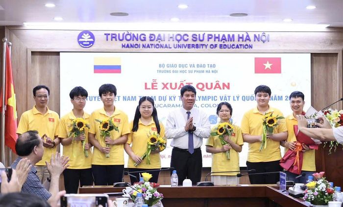 Lãnh đạo Cục Quản lý Chất lượng (Bộ GD&ĐT) động viên đội tuyển quốc gia Việt Nam trước khi lên đường dự Olympic Vật lý quốc tế 2026.